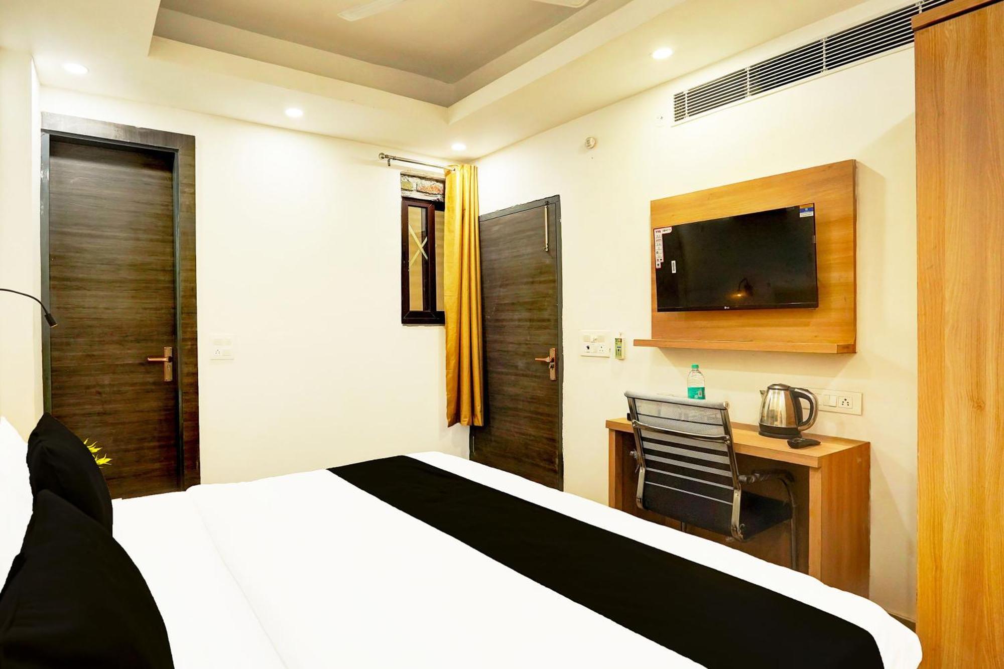 Super Townhouse Sector 104 Noida Hotel Exterior foto